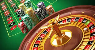 Tangan memegang dadu digital mewakili permainan casino gaya hiburan online modern